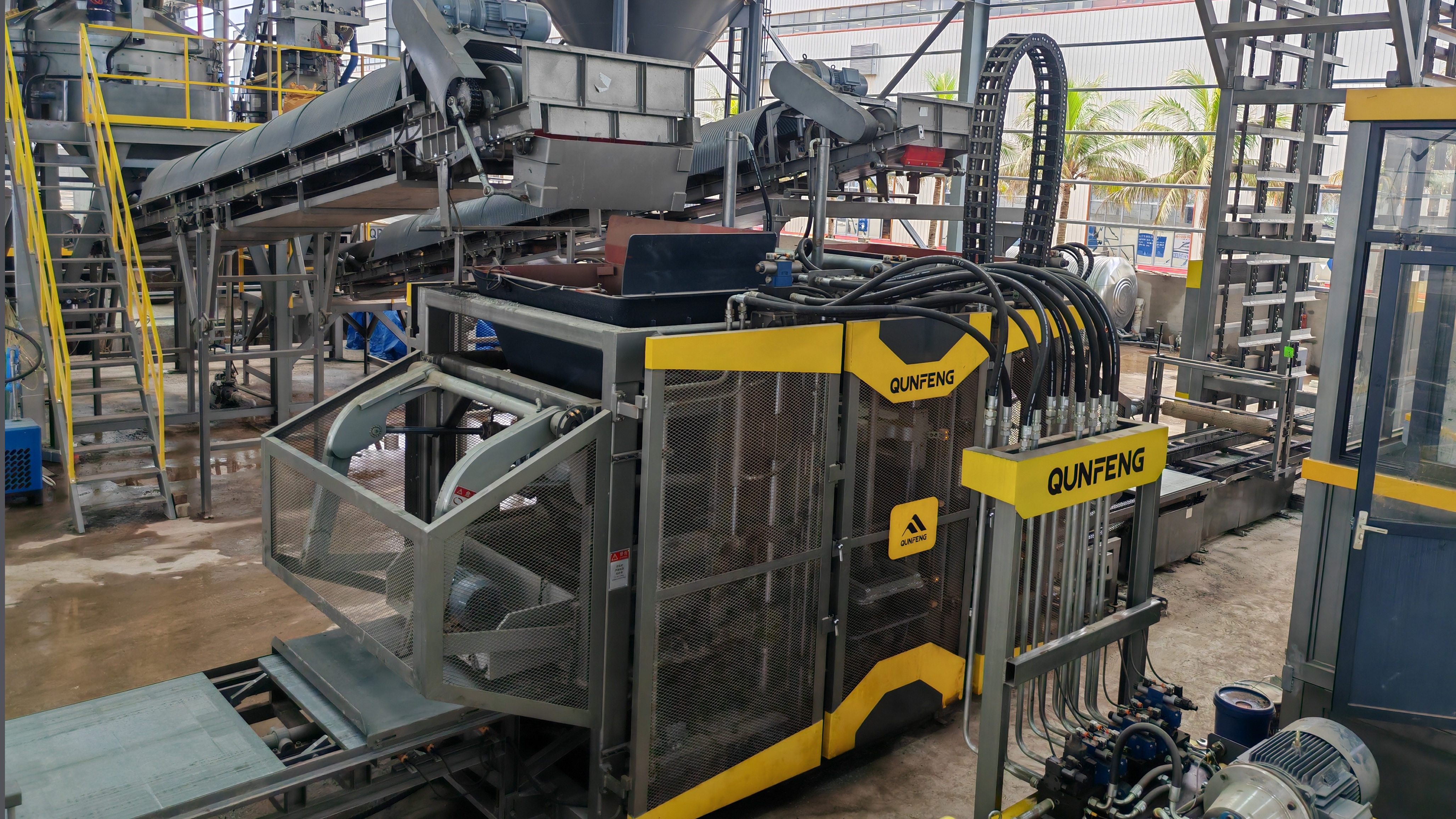 समुच्चय से संरचना तक: क्यूनफेंग की पूर्णतः स्वचालित ब्लॉक उत्पादन लाइन हैनान में तैनात है