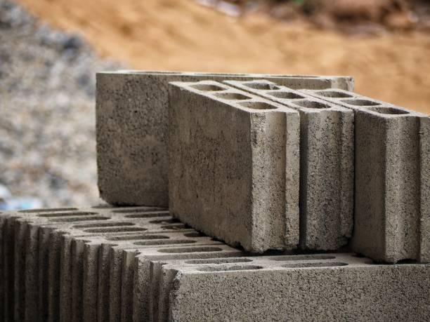 खोखले ब्लॉक दीवार निर्माण को ईंट की तुलना में अधिक मजबूत क्या बनाता है?