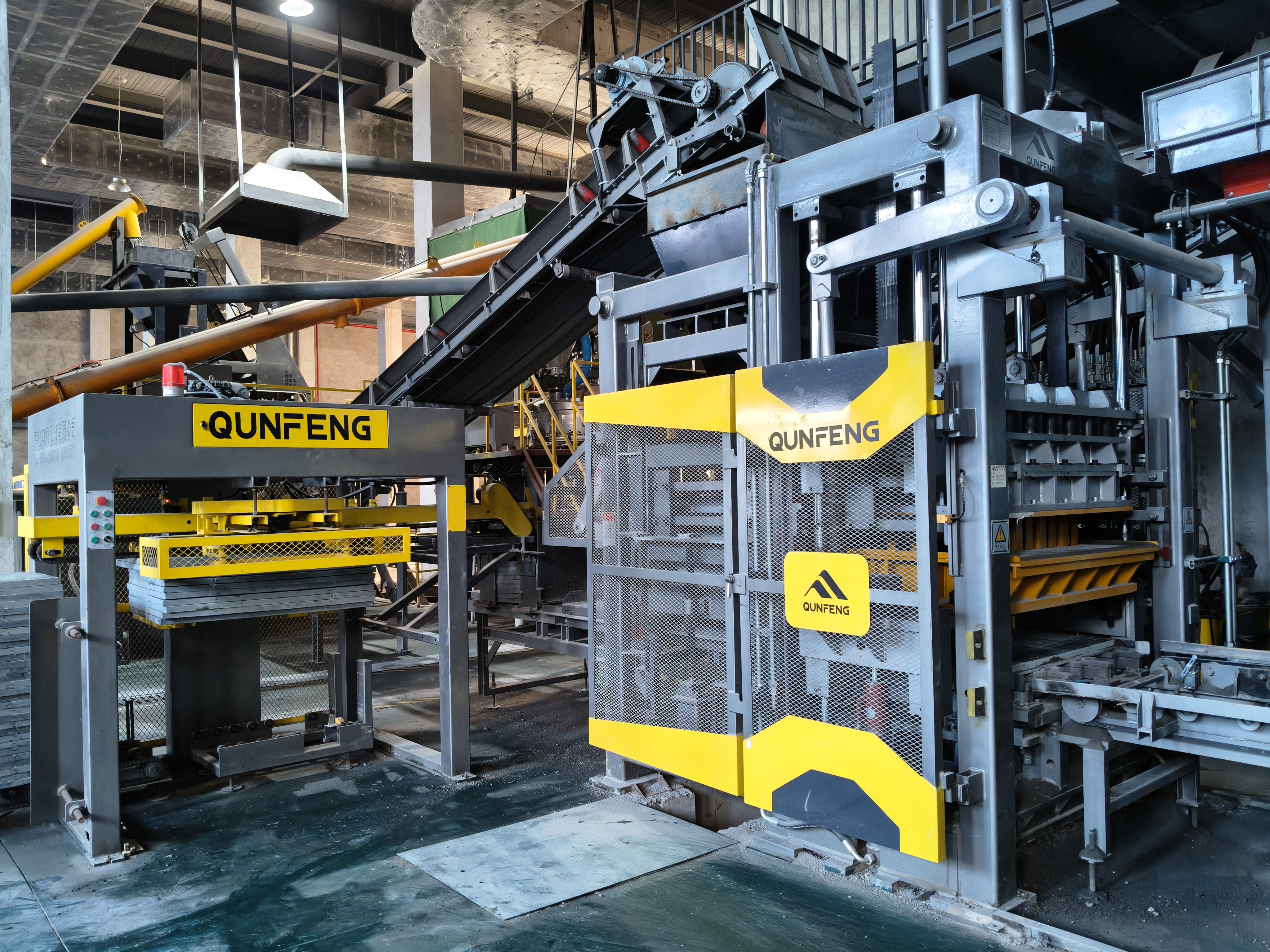 क्यूनफेंग मशीनरी उत्पादन लाइन शंघाई में लॉन्च हुई, जो उद्योग को आगे बढ़ाने के लिए अग्रणी स्मार्ट विनिर्माण केंद्र है