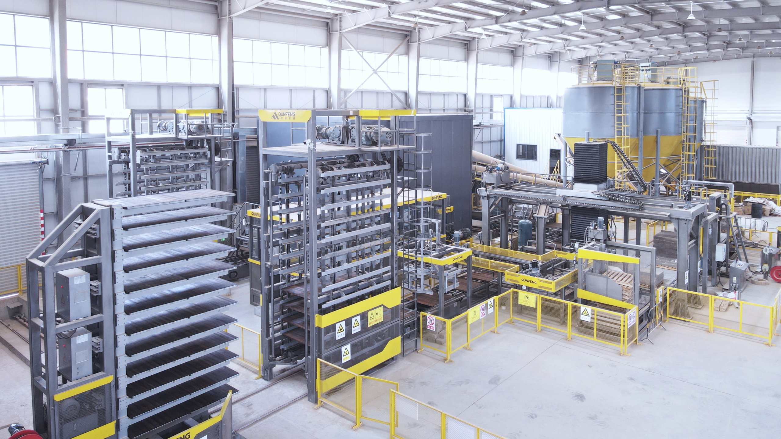 राज्य परिषद की 'ठोस अपशिष्ट के व्यापक प्रबंधन के लिए कार्य योजना' के अनुसार, क्यूनफेंग मशीनरी की ठोस अपशिष्ट ईंट बनाने वाली उत्पादन लाइन को सिचुआन में चालू कर दिया गया है