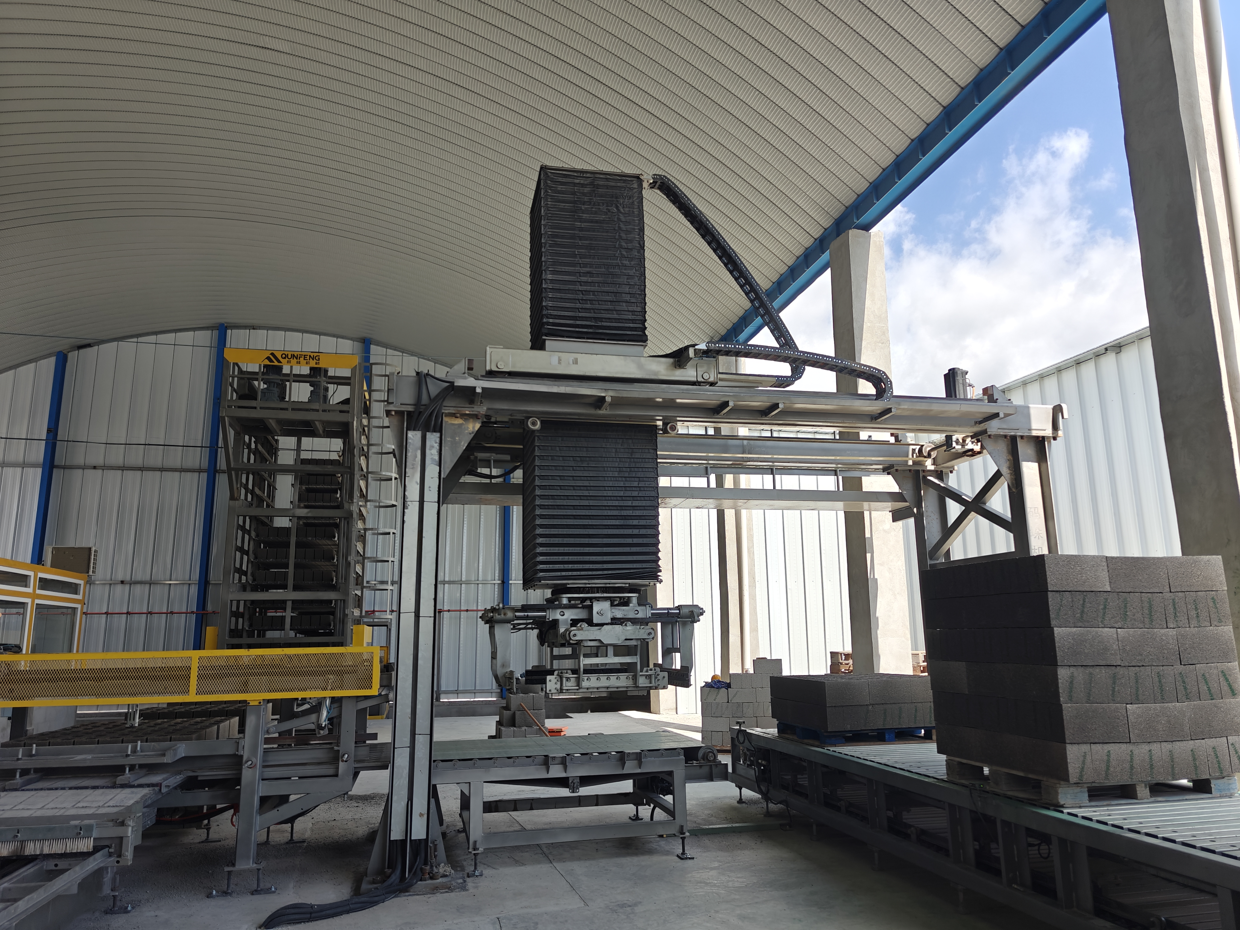 ग्वाटेमाला में स्वचालित उत्पादन लाइन की उच्च स्तरीय सर्वो क्यूबिंग और पैलेटाइजिंग प्रणाली