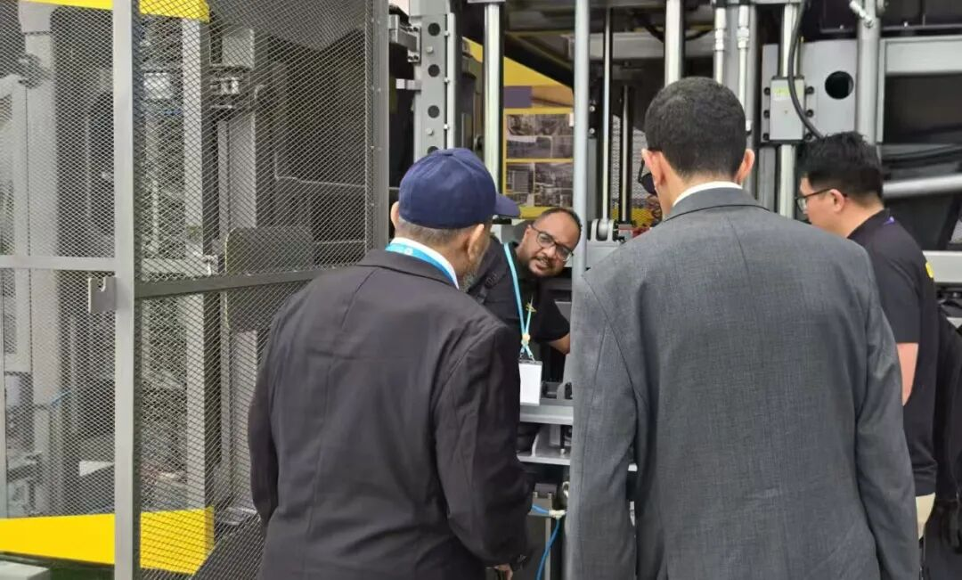 मध्य पूर्वी ग्राहक क्यूनफेंग के साथ कंक्रीट ब्लॉक उत्पादन लाइनों पर चर्चा कर रहे हैं