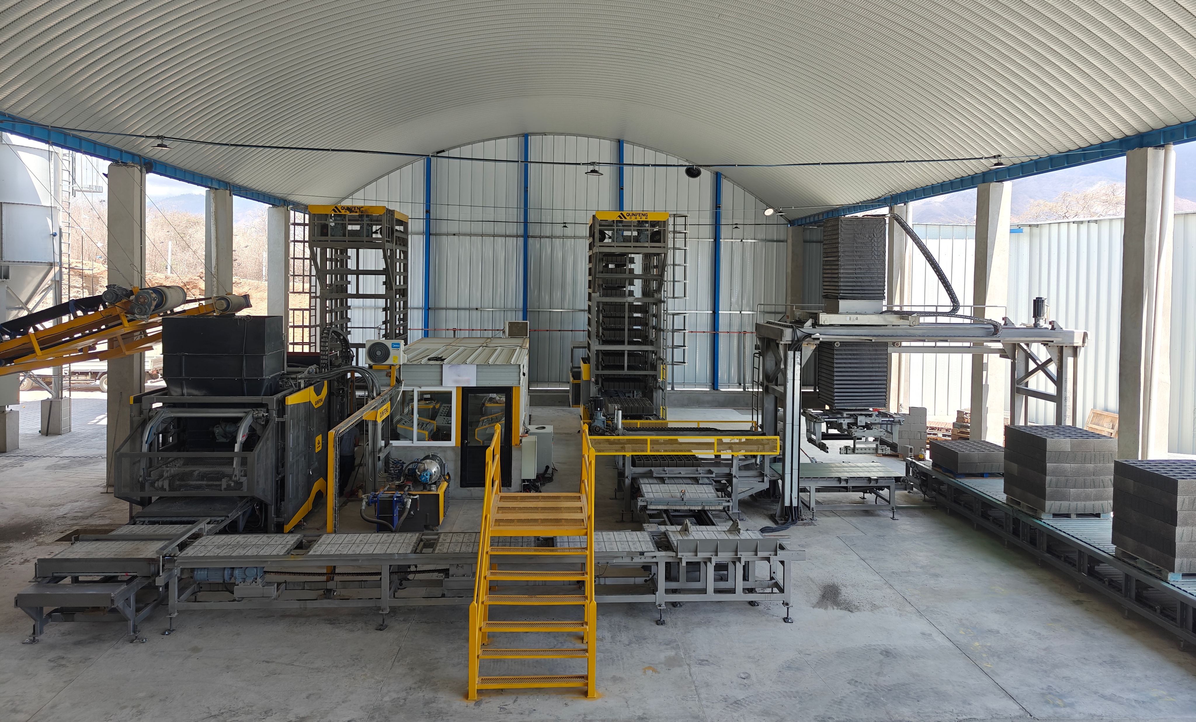 ग्वाटेमाला में क्यूनफेंग QS1500 पूरी तरह से स्वचालित कंक्रीट उत्पाद उत्पादन लाइन साइट