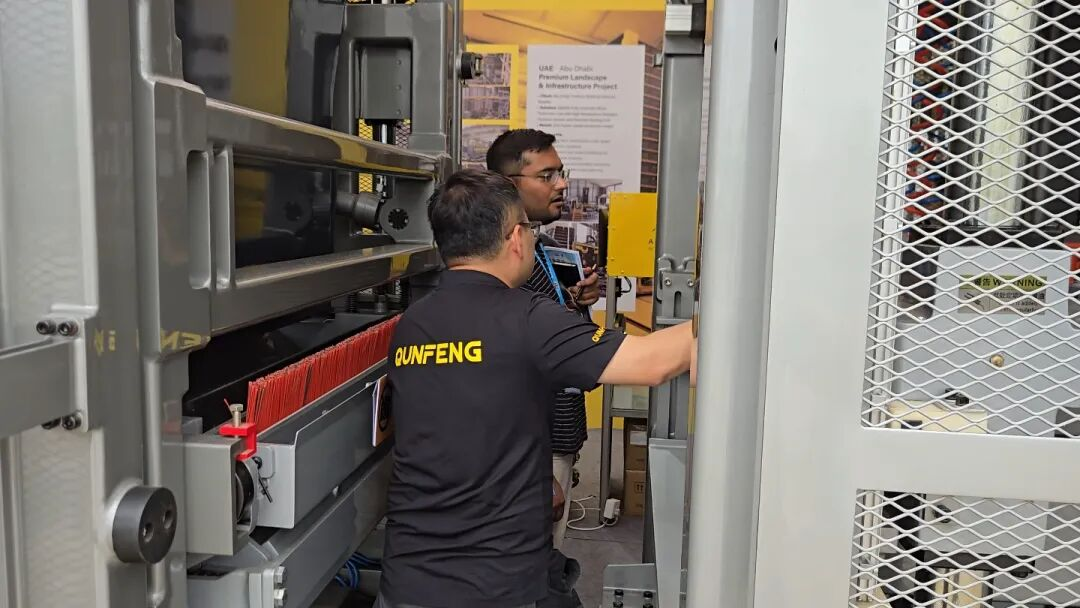 ग्राहक क्यूनफेंग क्यूएस श्रृंखला कंक्रीट उत्पाद बनाने की मशीन का अनुभव कर रहे हैं