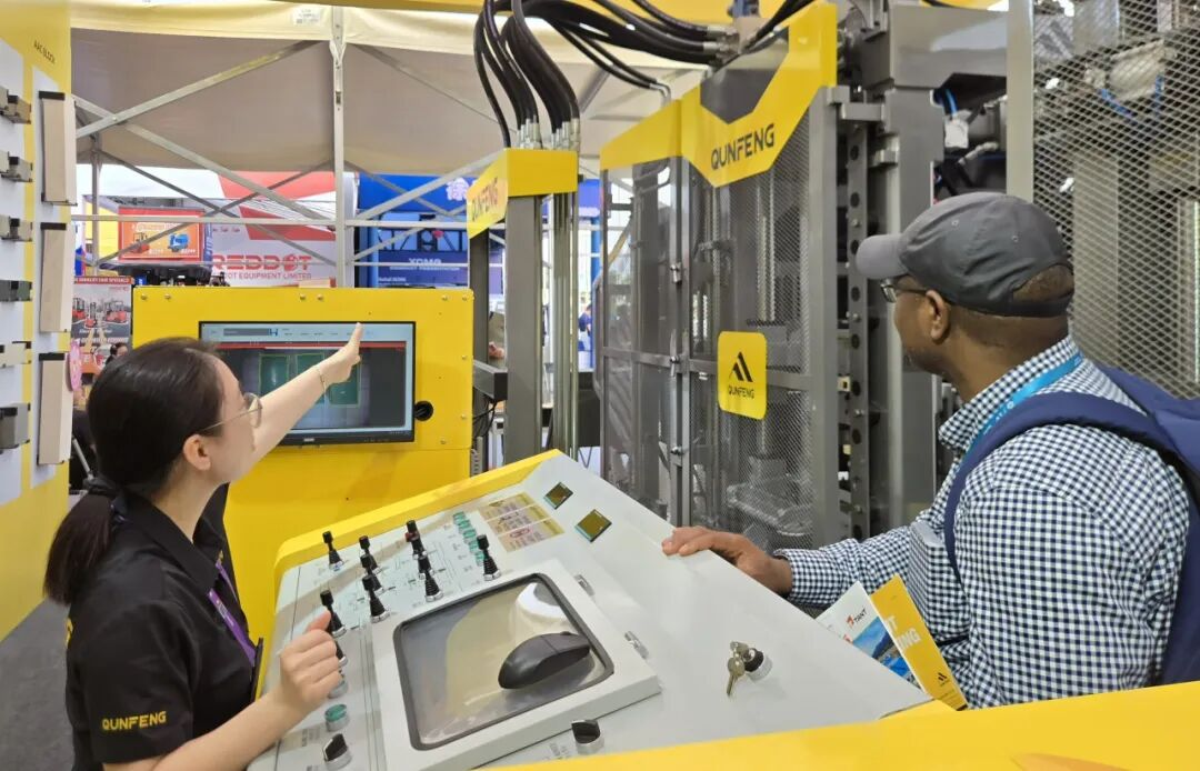 अफ्रीकी खरीदार स्थानीय बुनियादी ढांचा परियोजनाओं के लिए क्यूनफेंग ब्लॉक बनाने वाली मशीनों की समीक्षा कर रहे हैं