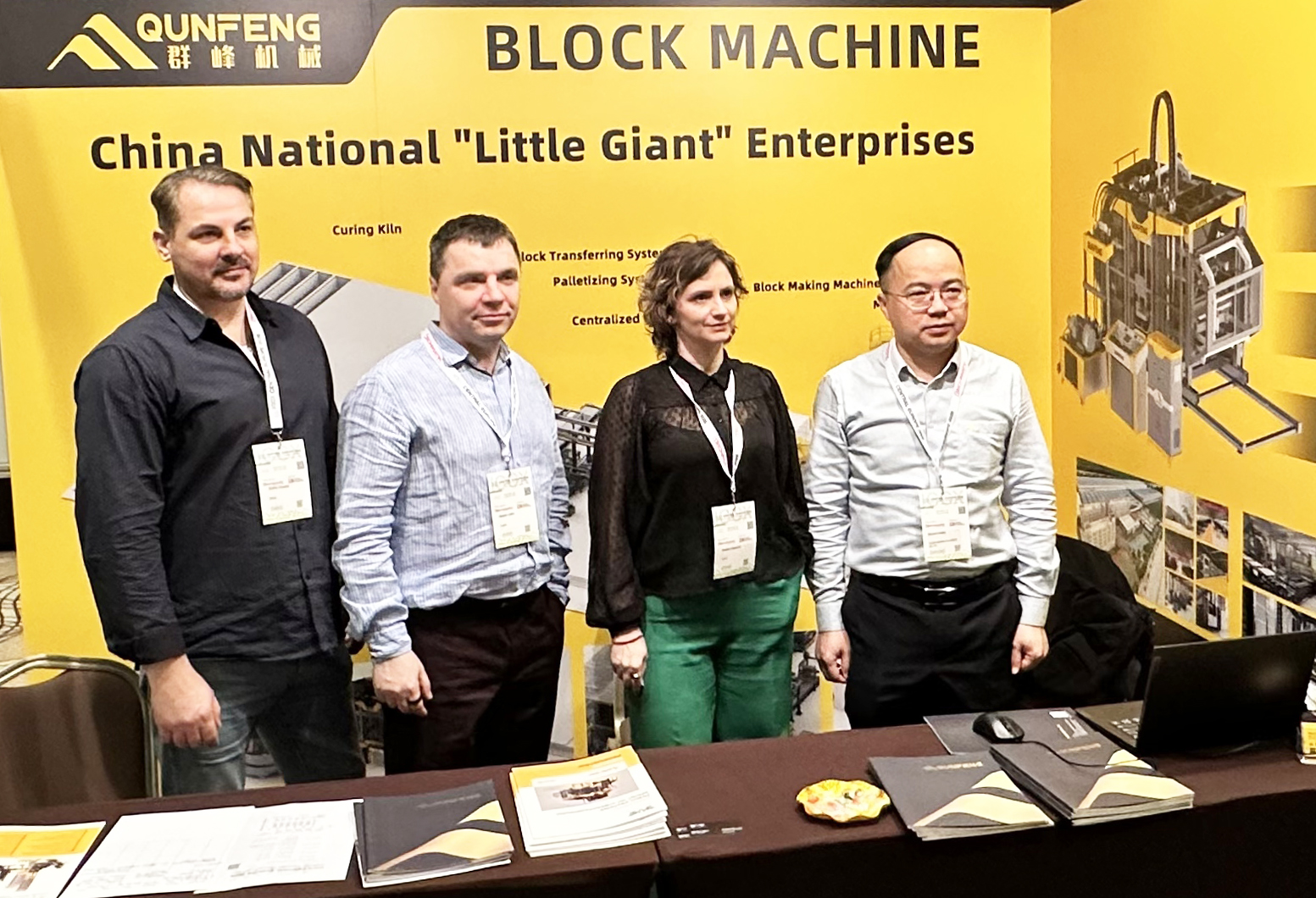 क्यूनफेंग बिक्री टीम यूरोप में वैश्विक ग्राहकों के साथ कंक्रीट ब्लॉक बनाने के समाधान पर चर्चा कर रही है