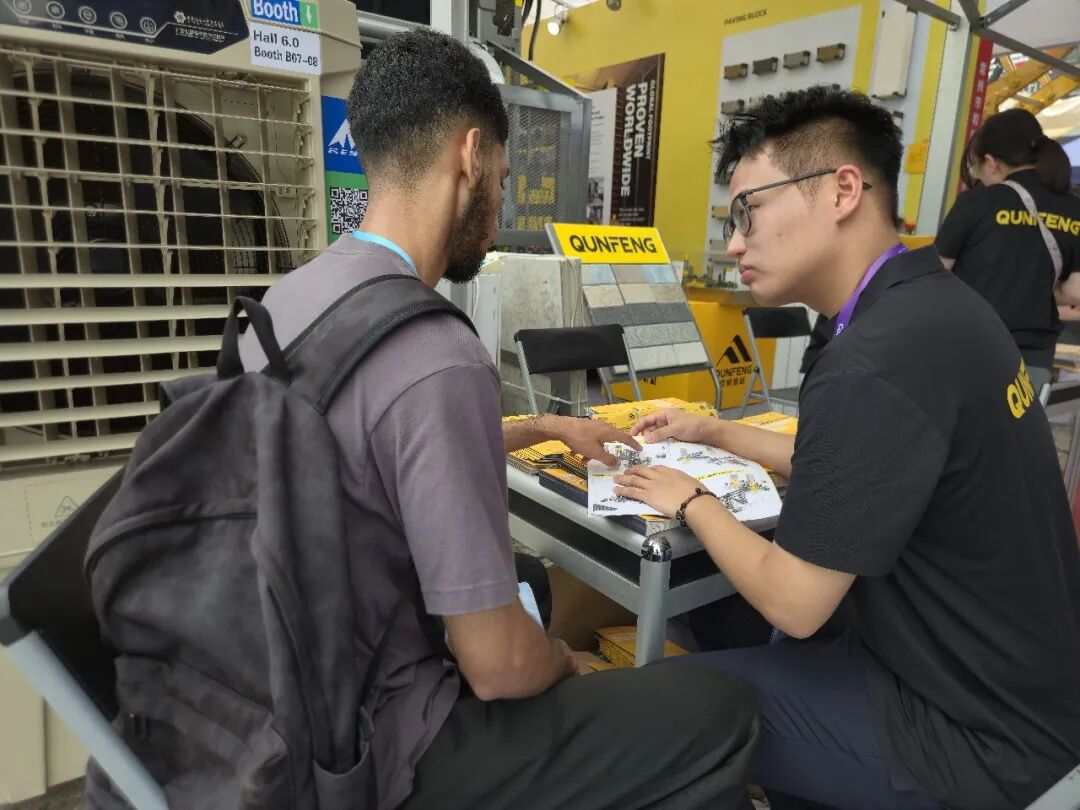 अंतर्राष्ट्रीय खरीदार स्वचालित ब्लॉक निर्माण समाधान पर क्यूनफेंग टीम से परामर्श कर रहे हैं