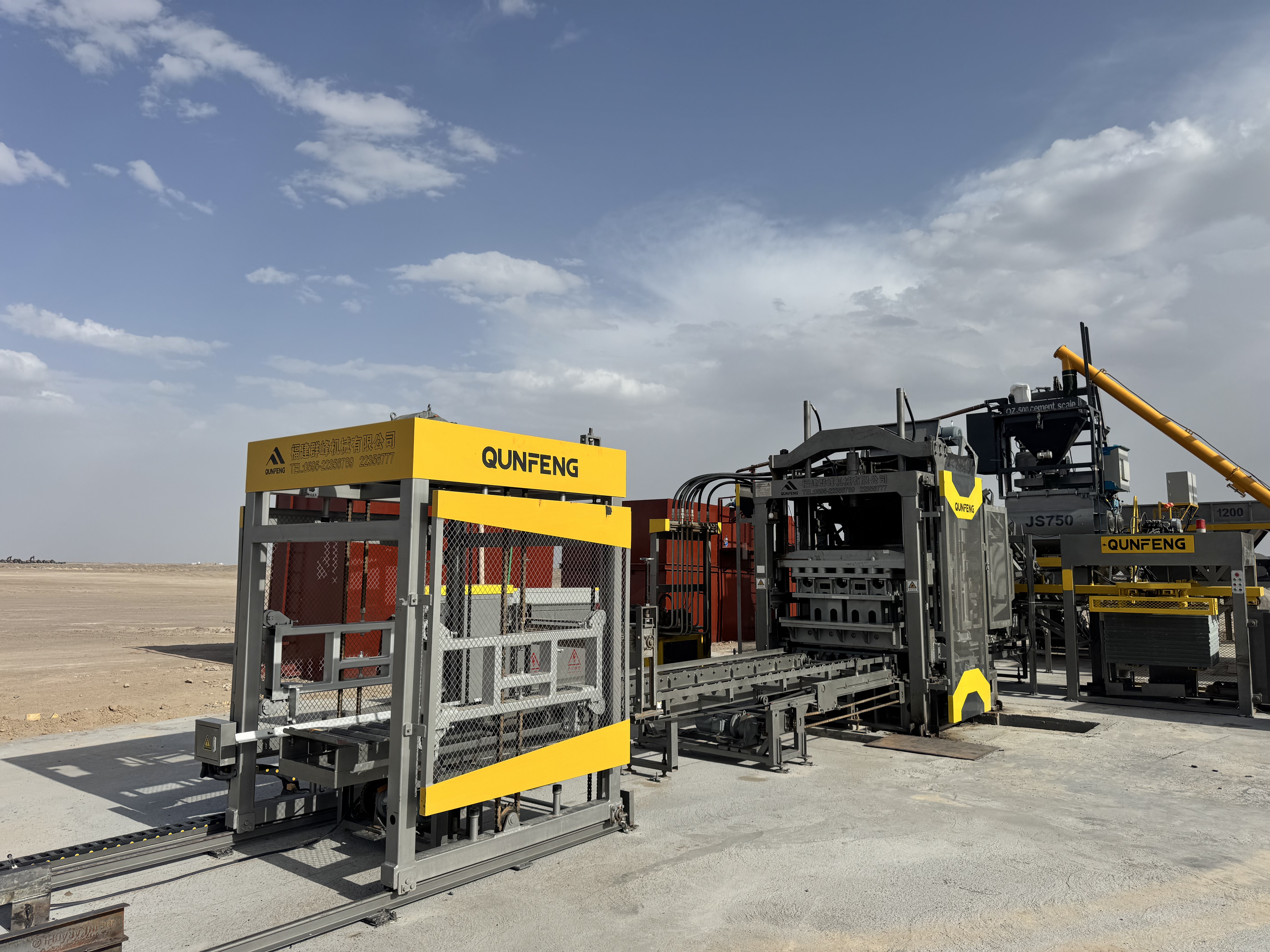 क्यूनफेंग क्यूएस श्रृंखला की बुद्धिमान ब्लॉक-निर्माण उत्पादन लाइन पाकिस्तान में संचालित हो रही है