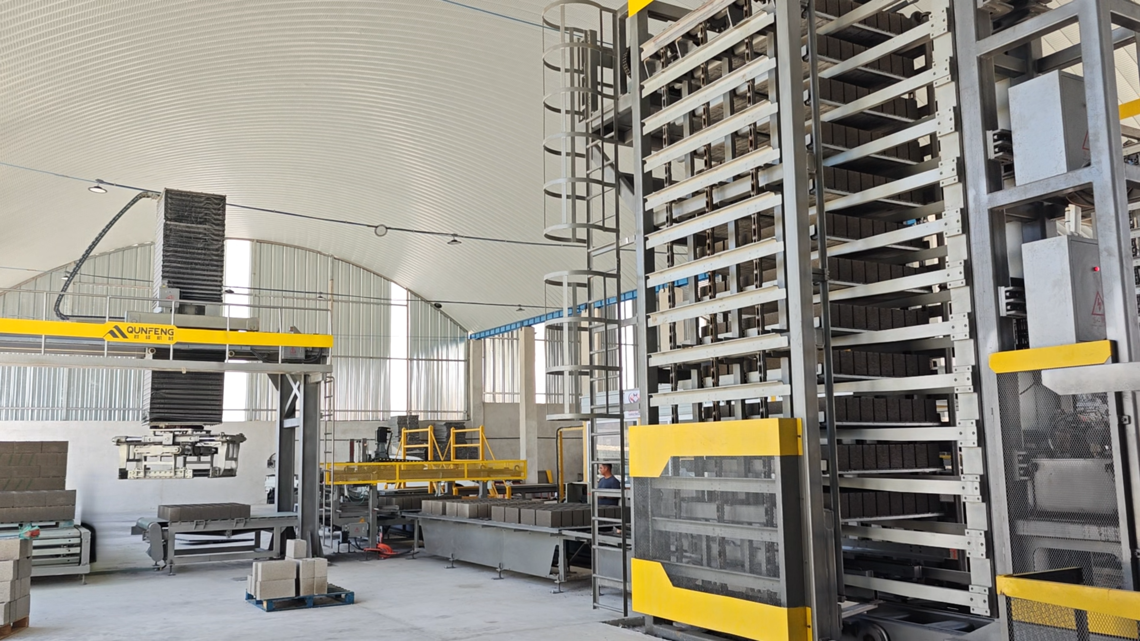 ग्वाटेमाला में स्वचालित कंक्रीट ब्लॉक उत्पादन लाइन उपकरण का विस्तृत दृश्य