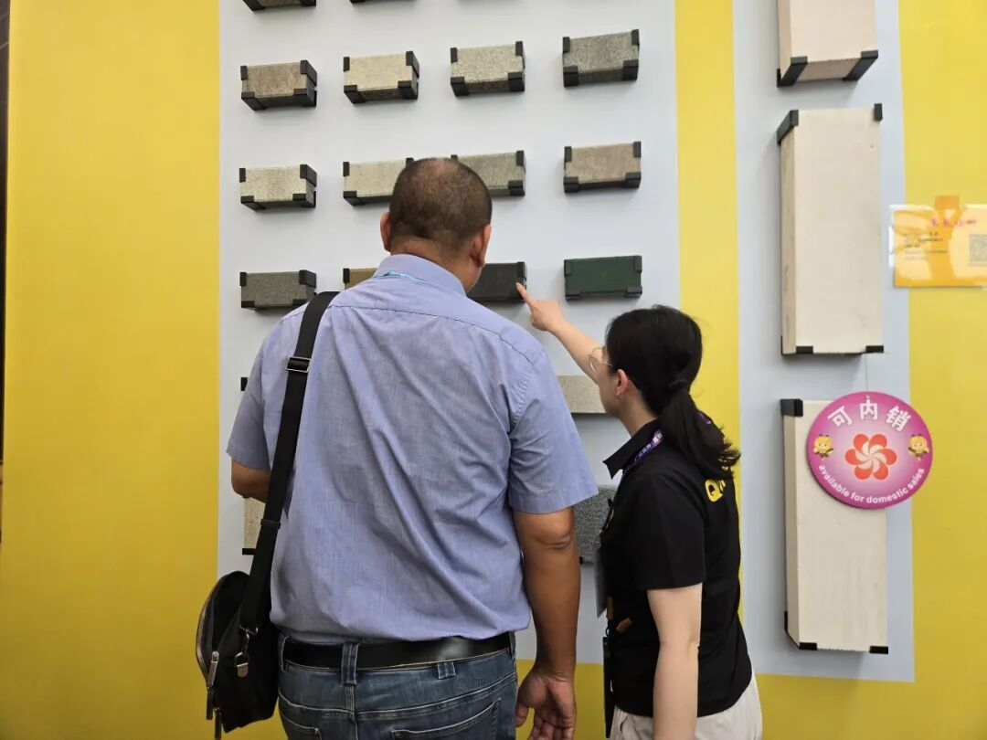 क्यूनफेंग टीम वैश्विक खरीदारों को बुद्धिमान निर्माण सामग्री मशीनरी सुविधाओं के बारे में समझा रही है